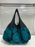 Ballontasche mit Dahlien-Print (schwarz x grün)